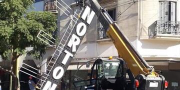 El domingo retiraron el legendario letrero del centro riocuartense.