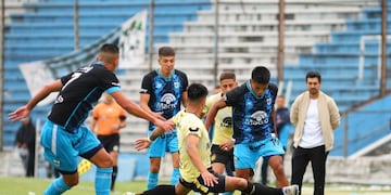 Sólo se jugó 45 minutos en Jujuy y hubo un gol necesario, un penal no cobrado, una expulsión cuestionable y un final precipitado: según informó el referí, dirigentes del club “albiceleste” lo increparon y amenazaron en el entretiempo.