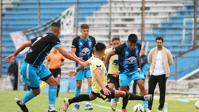 Sólo se jugó 45 minutos en Jujuy y hubo un gol necesario, un penal no cobrado, una expulsión cuestionable y un final precipitado: según informó el referí, dirigentes del club “albiceleste” lo increparon y amenazaron en el entretiempo.