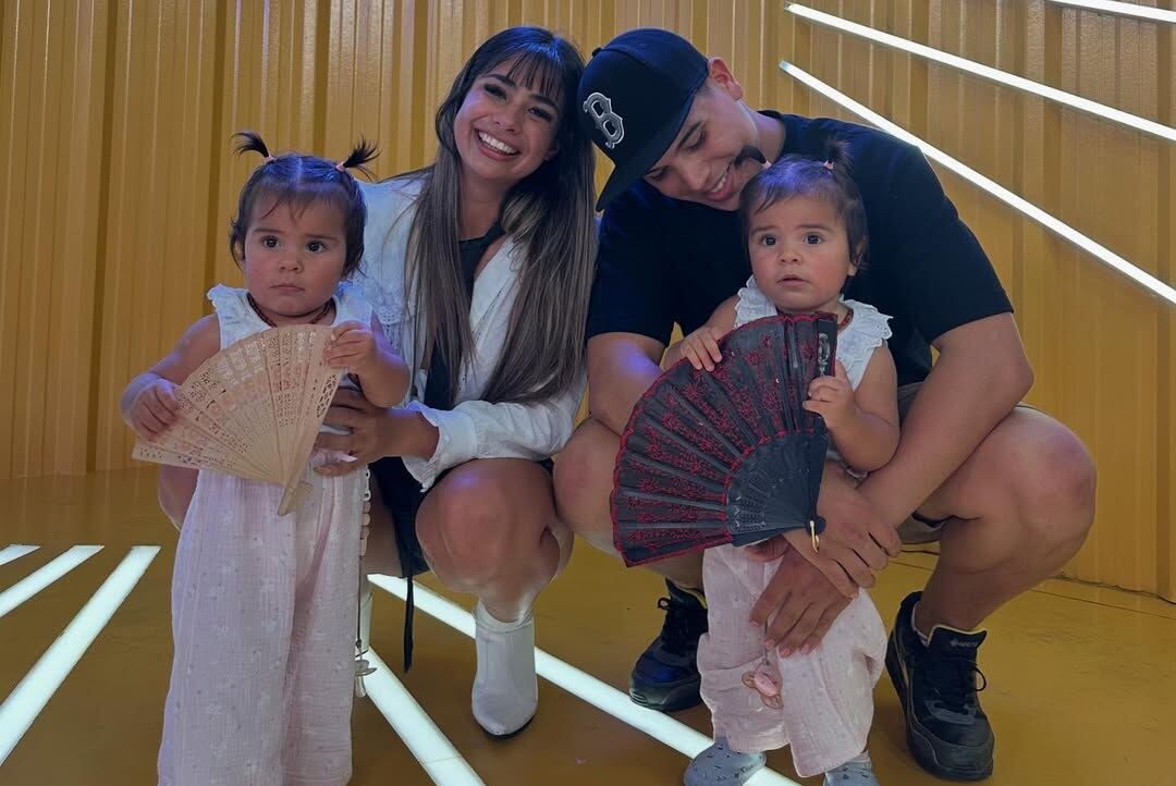 Daniela Celis y Thiago Medina junto a sus dos hijas. (Instagram @danielacelis01).