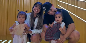 Daniela Celis y Thiago Medina junto a sus dos hijas. (Instagram @danielacelis01).