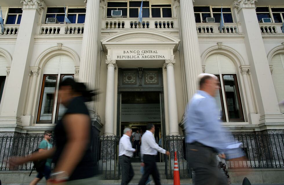 El Banco Central mantuvo el ritmo de devaluación y el dólar oficial llegó a $ 300