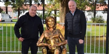 La escultura fue instalada en una glorieta del predio que lleva su nombre.