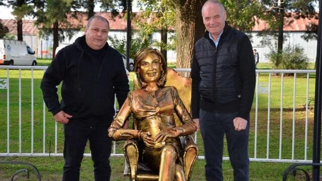 La escultura fue instalada en una glorieta del predio que lleva su nombre.