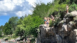 Temporada 2024. Turistas disfrutan del río en la Playa Miami de Santa Rosa de Calamuchita, Córdoba. (Tomy Fragueiro / La Voz)