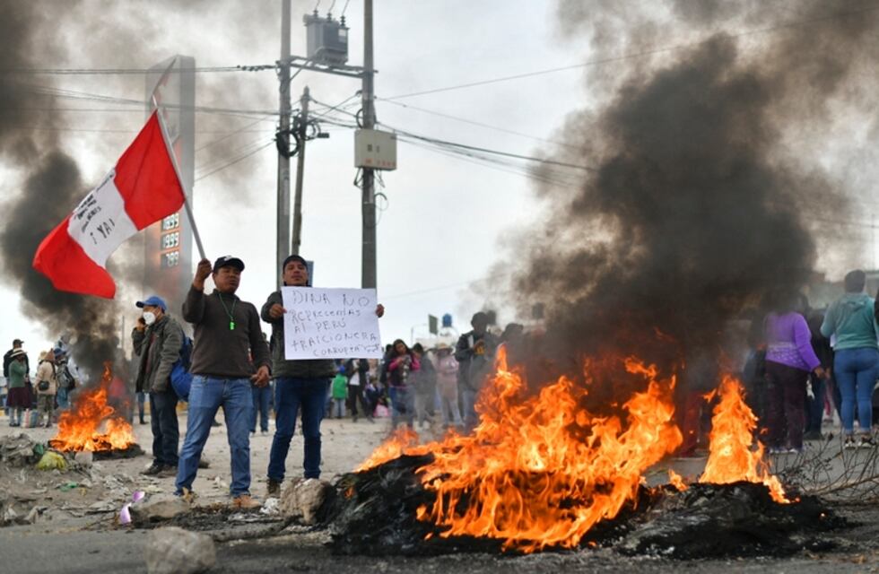 Perú declaró el estado de emergencia en 7 regiones: militares y policías tomaron el control del orden público