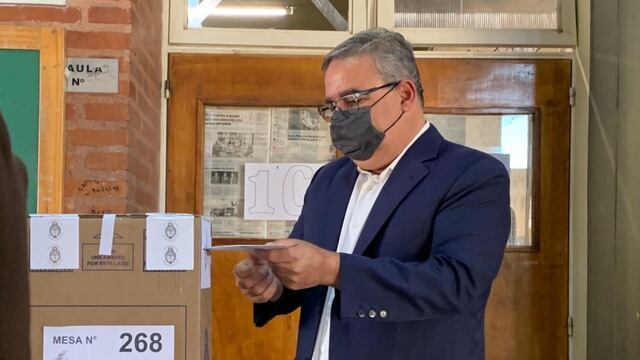 Raúl Jalil emitió su voto.