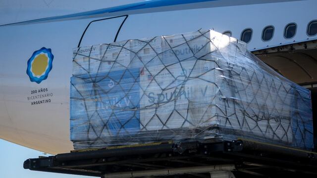 Continúan arribando vacunas Sputnik V a la Argentina.