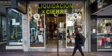 Mendoza 5 de septiembre  de 2020 Sociedad
El mes de septiembre comenzó con record de contagios de Covid-19 y el gobierno analiza volver a fase 1. Sabado por la mañana con muy poco movimiento y locales cerrados 
Foto: Ignacio Blanco / Los Andes