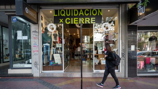 Mendoza 5 de septiembre  de 2020 Sociedad
El mes de septiembre comenzó con record de contagios de Covid-19 y el gobierno analiza volver a fase 1. Sabado por la mañana con muy poco movimiento y locales cerrados 
Foto: Ignacio Blanco / Los Andes