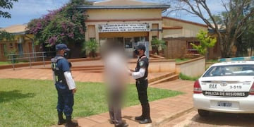 Intentó retirar su licencia de conducir con una revisión técnica falsa y fue detenido