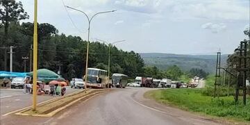 Docentes cortan la Ruta Nacional 12 en Puerto Piray.
