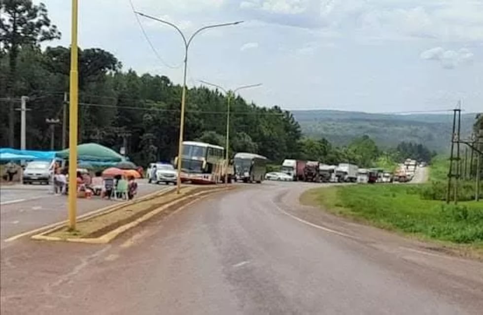 Docentes cortan la Ruta Nacional 12 en Puerto Piray