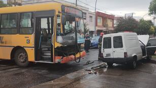 Un colectivo de Coniferal y un auto chocaron en Córdoba.