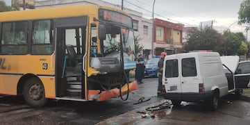 Un colectivo de Coniferal y un auto chocaron en Córdoba.