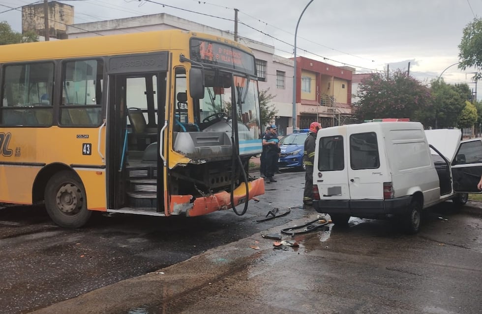 Un colectivo de Coniferal y un auto chocaron en Córdoba y hay personas atrapadas