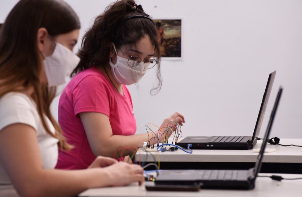 Buscan conectar la demanda de empleo digital y a las desocupadas