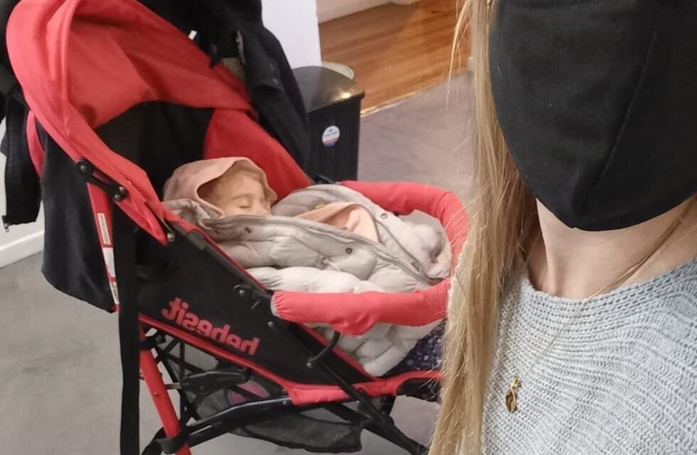 Amor de madre: su hija de tres años enfermó por comer carne cruda y ahora ella le donará un riñon