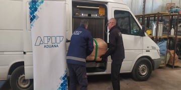 Los agentes oficiales secuestran la mercadería.