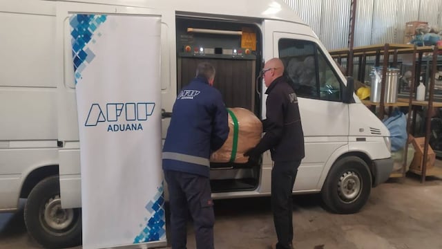 Los agentes oficiales secuestran la mercadería.