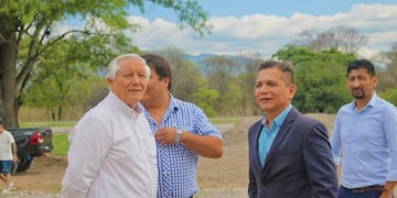 El intendente electo de Perico, Rolando Ficoseco, y el secretario de Producción e Industria del municipio, Martín Miguel Llanos, en recorrida por el predio del Parque Industrial.