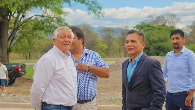El intendente electo de Perico, Rolando Ficoseco, y el secretario de Producción e Industria del municipio, Martín Miguel Llanos, en recorrida por el predio del Parque Industrial.