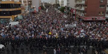 El asalto a la mujer de 31 años se produjo mientras se desarrollaba una manifestación en Ramos Mejía pidiendo por seguridad. (Foto: Clarín)