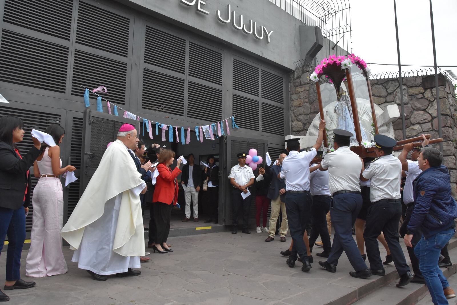 En el ingreso al edificio, con emoción y respeto las autoridades y trabajadores de la Legislatura reciben a la imagen peregrina de la Virgen del Rosario de Río Blanco y Paypaya.