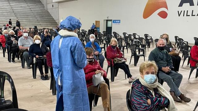 Vacunación contra el Covid-19, en el Estadio Arena de Villa Carlos Paz.