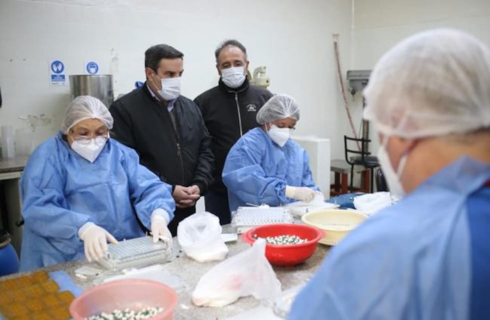 Medina Ruiz supervisó la producción de medicamentos en la Farmacia Oficial