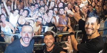 La Konga se despidió de España con otro show agotado. En esta imagen, los cantantes de la banda junto a su público en Londres. (Instagram @lakongaoficial).