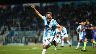 Bruno Pallazo festeja el polémico gol que terminó dándole la victoria a Gimnasia de Jujuy frente a Güemes.