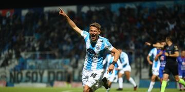 Bruno Pallazo festeja el polémico gol que terminó dándole la victoria a Gimnasia de Jujuy frente a Güemes.