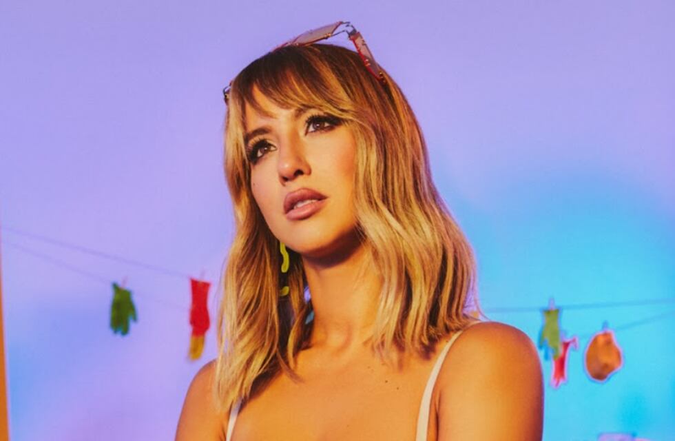 Flor Vigna posó para una tapa de revista con ondas y un vestido celeste