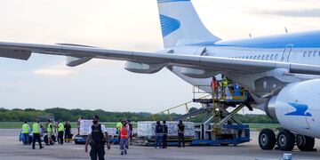 Llegada de las vacunas Rusas Sputnik V al aeropuerto de Ezeiza. (Foto: Clarín)