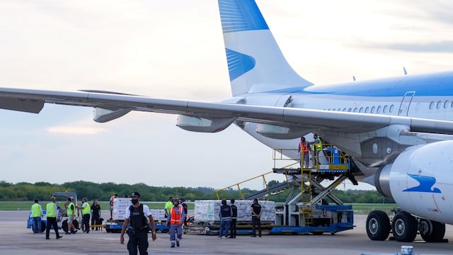 Llegada de las vacunas Rusas Sputnik V al aeropuerto de Ezeiza. (Foto: Clarín)