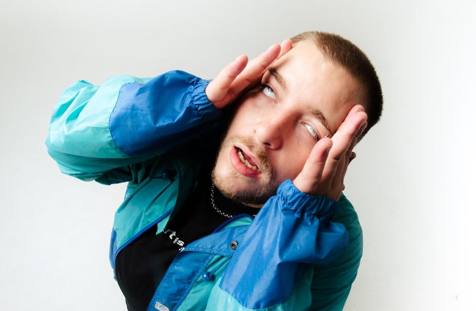 El rapero uruguayo Zeballos lanzó “WARP 5”, su cuarto álbum de estudio