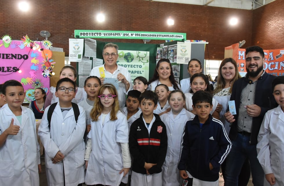 Luis Castellano visitó la “Feria de Ciencia y Tecnología” en la Escuela del barrio San José
