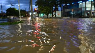 Calles inundadas en los barrios de Córdoba por la fuerte tormenta.