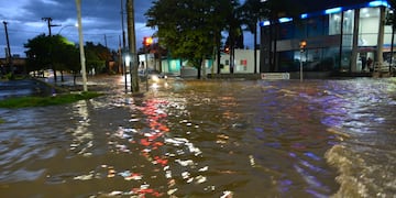 Calles inundadas en los barrios de Córdoba por la fuerte tormenta.
