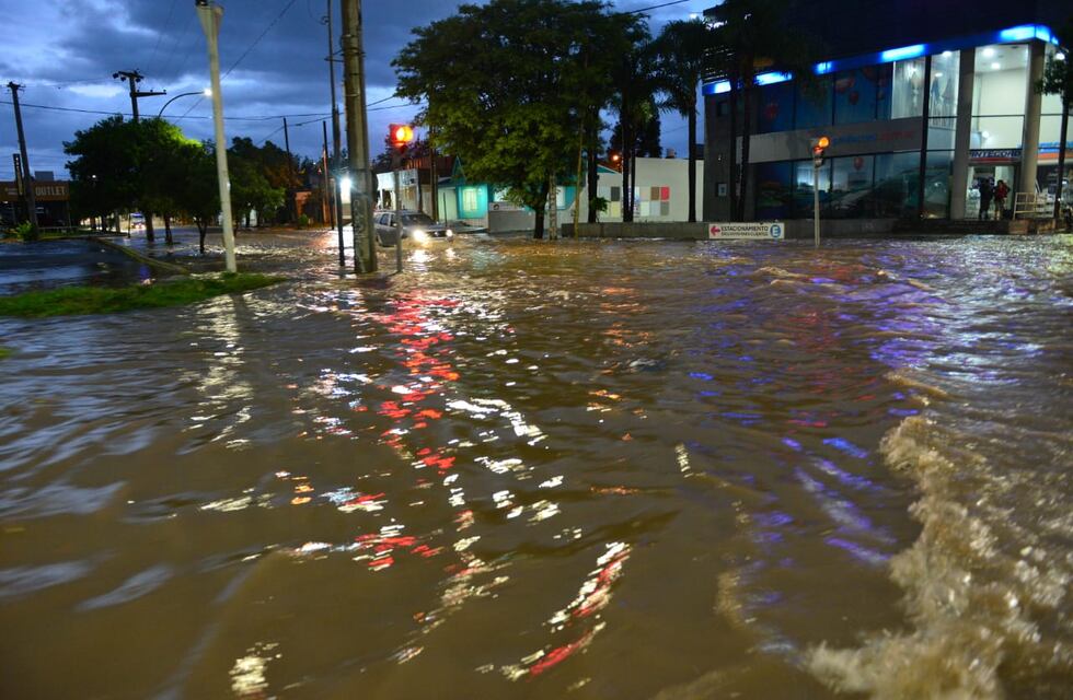En medio de la lluvia y sin luz, vecinos de Córdoba salieron a cortar la avenida Circunvalación
