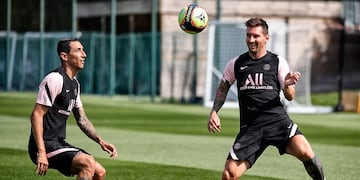 Ángel Di María junto con Lionel Messi, en su primer práctica con el PSG.