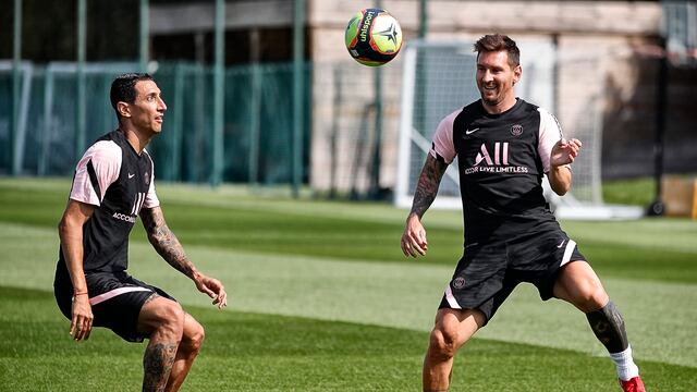 Ángel Di María junto con Lionel Messi, en su primer práctica con el PSG.