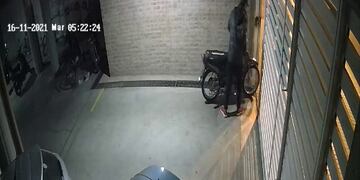 Kevin C, llevándose una moto