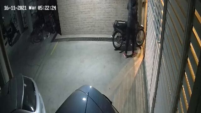 Kevin C, llevándose una moto