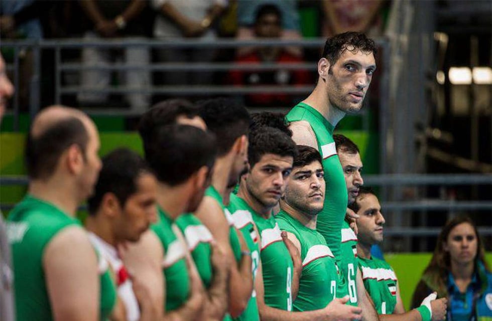 Juegos Paralímpicos: la historia del segundo hombre más alto del mundo que juega al vóley sentado en Irán