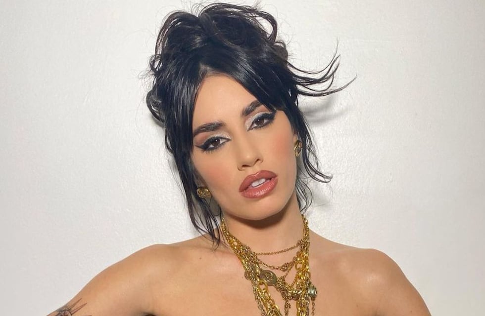 Lali Espósito sumó un accesorio denim a su colección de hallazgos fashion