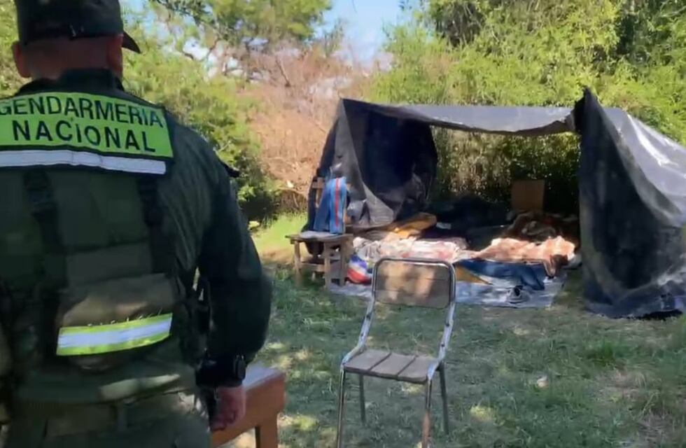 Vivían bajo un techo de nylon y sin paredes: rescataron a cinco trabajadores en Córdoba