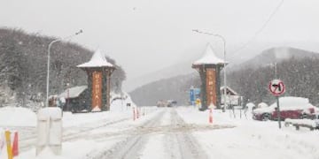 Debido a las intensas nevadas, la acumulación de nieve en la calzada y las máquinas viales trabajando se requiere precaución al transitar.