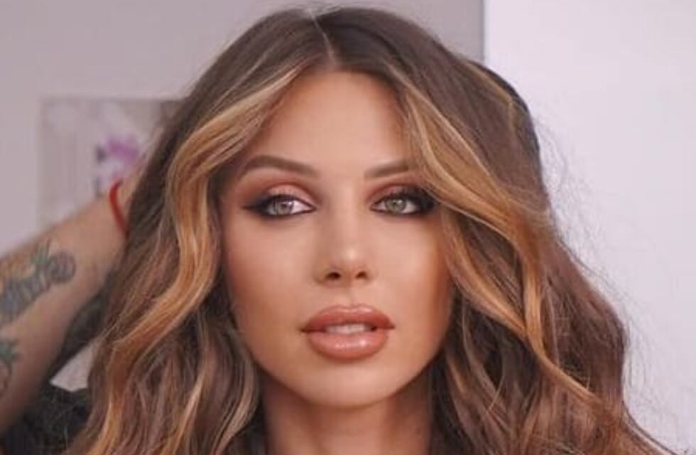 Romina Malaspina despertó suspiros frente al espejo y con una bikini nude